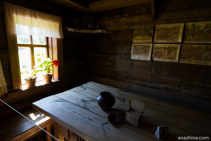 Красный угол и стол, музей деревянного зодчества, Суздаль