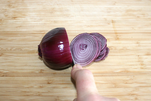 11 - Zwiebel in Ringe schneiden / Cut onion in rings