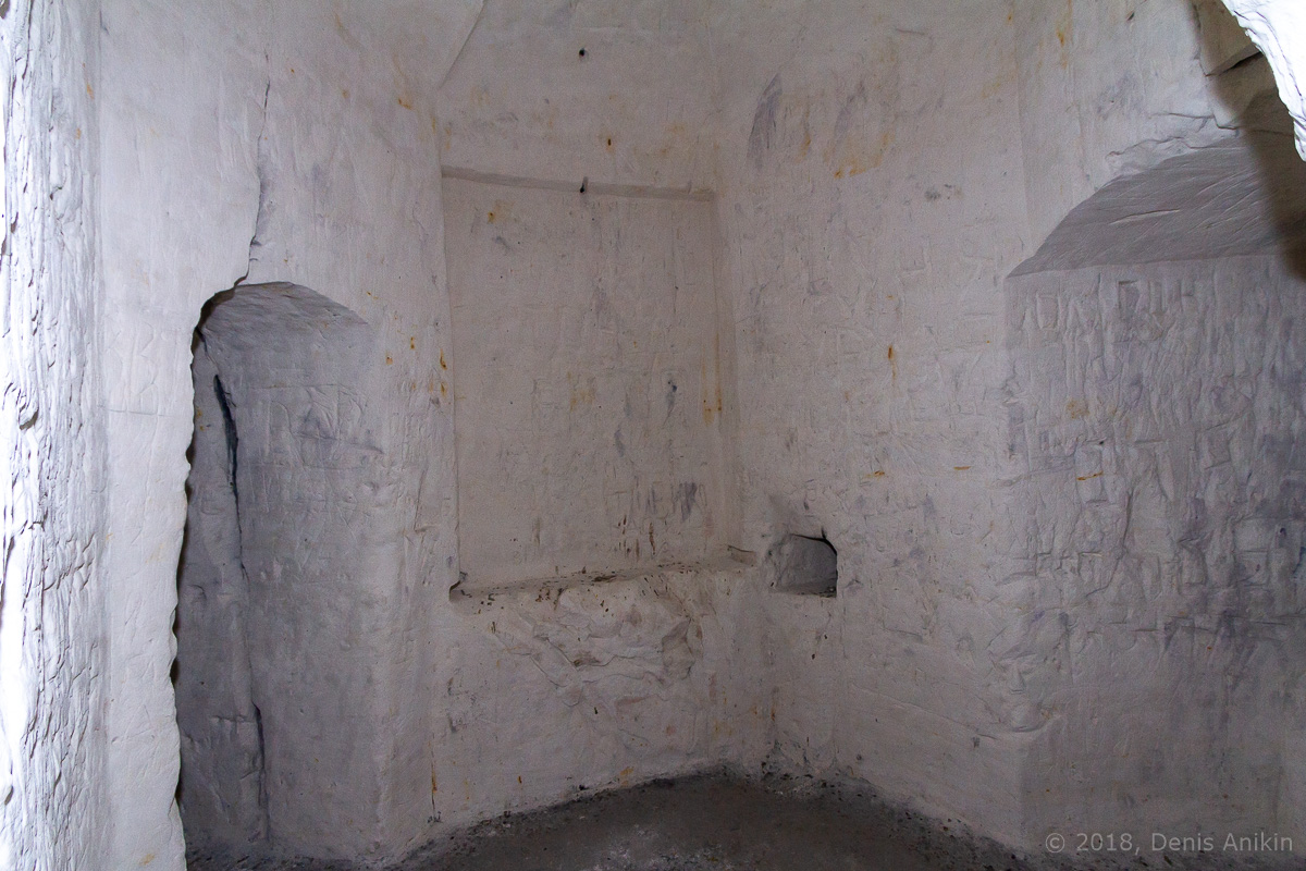 Внутри пещерной церкви Дивногорского монастыря фото 8