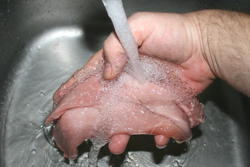 20 - Schnitzelfleisch waschen / Wash pork