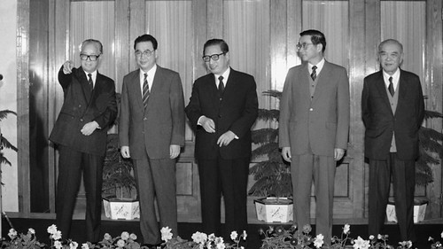 1987年新一屆中共中央政治局常委，左起：趙紫陽、李鵬、喬石、胡啟立、姚依林。（資料圖片）