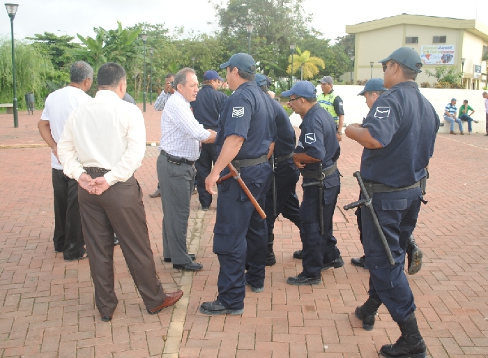 Alcalde de Chone, Dr. Deyton Alcívar, con Policía Metropolitana