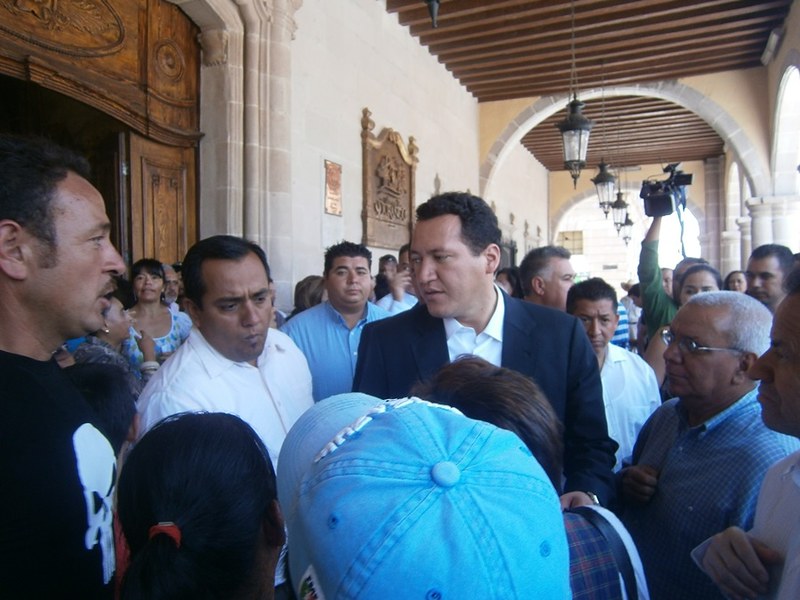 Raúl Castañeda, secuestrador fallido del director de raza cero Fernando Miranda, custodiando al alcalde de Durango Adán Soria Ramírez.