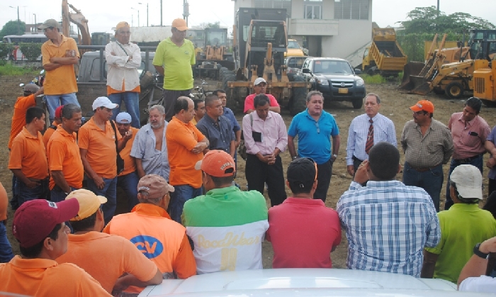 Alcalde de Chone, Dr. Deyton Alcvar, con obreros del GAD Municipal