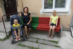 Na ławczczc w kolorach flagi białoruskiej