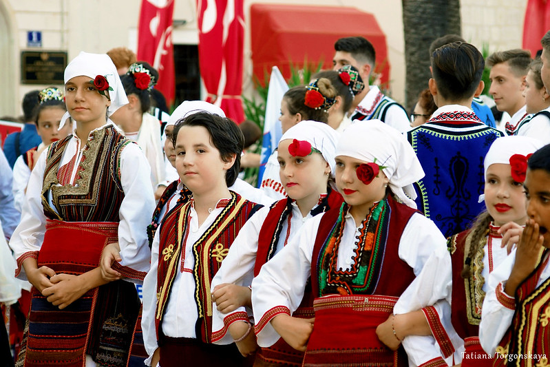 Дети из Македонии в национальных костюмах