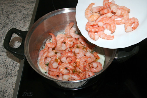 25 - Flusskrebsschwänze & Garnelen in Topf geben / Put crayfish tails & shrimps in pot