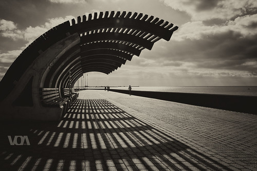 shelter promenade coastline wateredge sea walk modern architecture shape form shadows lines geometry black white