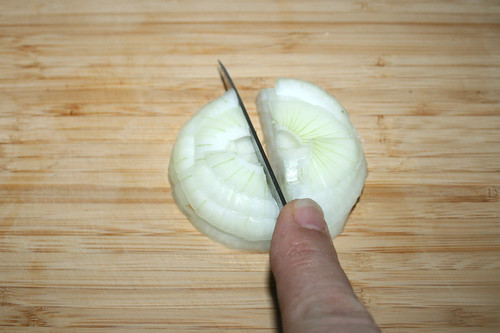 23 - Zwiebelringe halbieren oder vierteln / Half or quarter onion rings