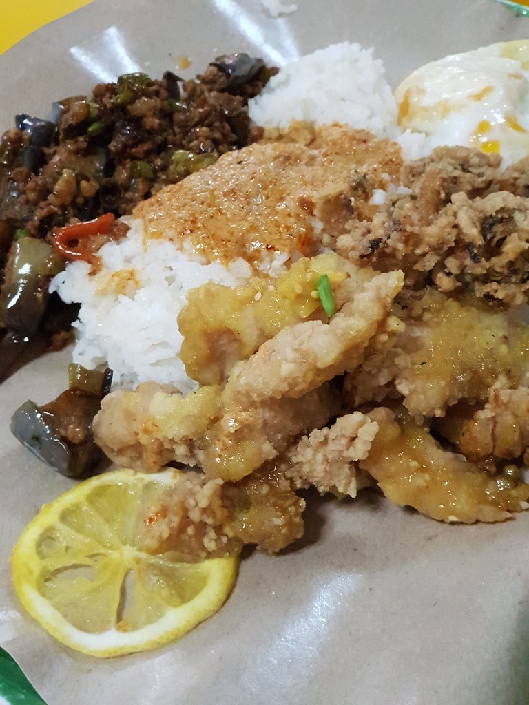 杂饭 Mixed Rice $6.40  (SweetSourFish + FriedSquid + Egg + EggPlant) @ Gatewat East Basement Cafareria, Rochor Road Singapore