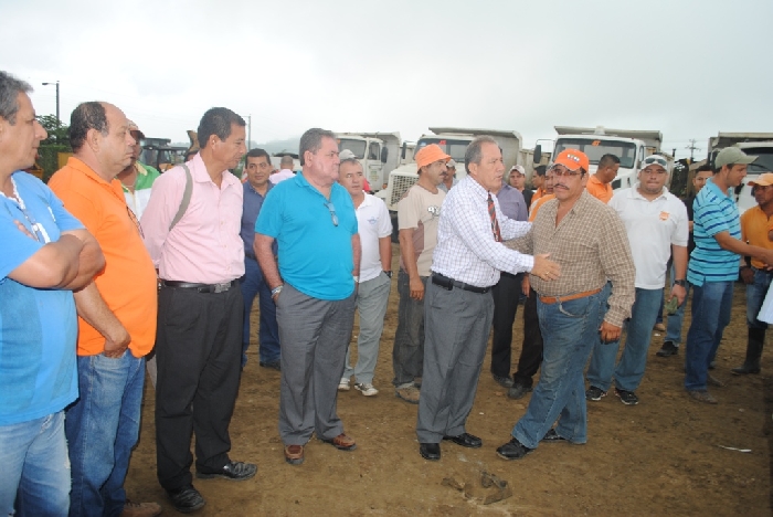 Alcalde de Chone, Dr. Deyton Alcívar, con obreros del GAD Municipal