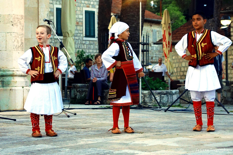 Дети из македонской фольклорной группы "Biseri"