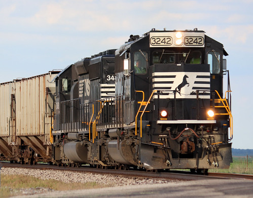 nsbloomingtondistrict nsd32 saybrookil admiralcab sd402 emd norfolksouthern ns3242