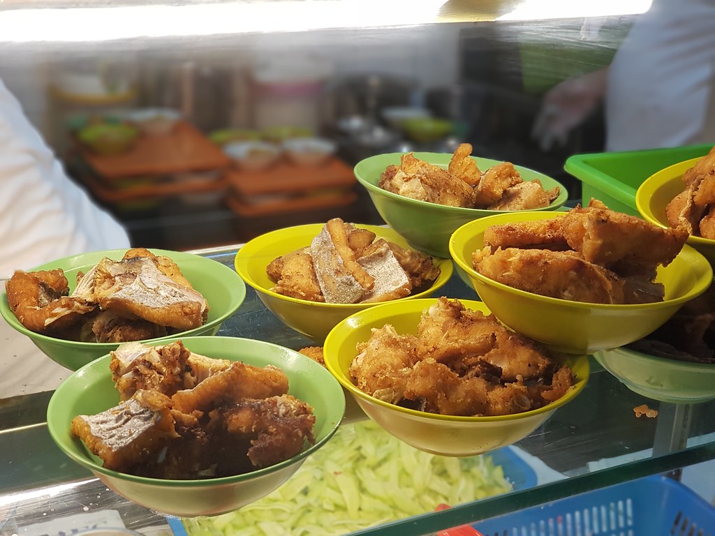 @ 陈骆 Chen Luo Teochew Fish Soup at Gateway East of Beach Road Singapore