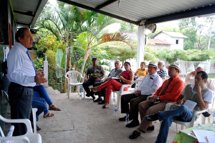 Intervencion del Dr. Deyton Alcívar, Alcalde de Chone en el recinto Simon Bolivar, límites Chone-San Isidro, Cantón Sucre