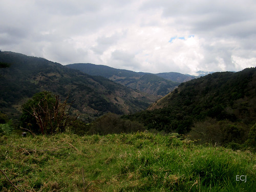mirador rural naturaleza nubes montaña colina ladera pendiente caminata valle vegetación