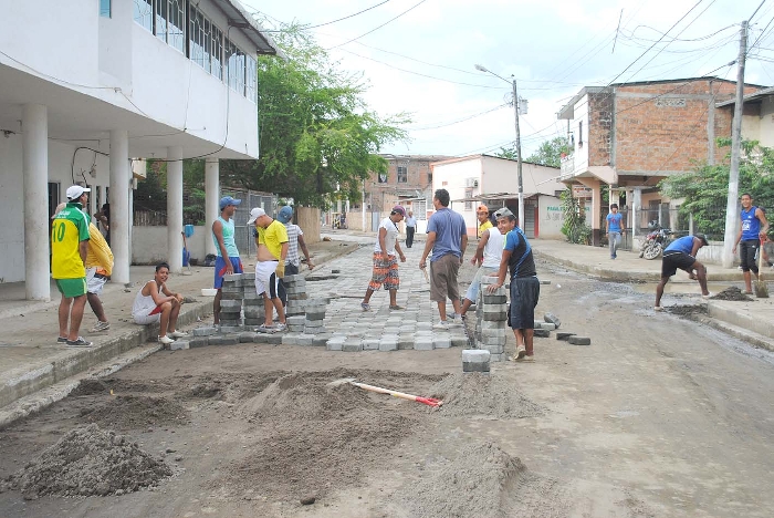 Colocación de adoquines en calle Prudencio Loor, de la parroquia Santa Rita.