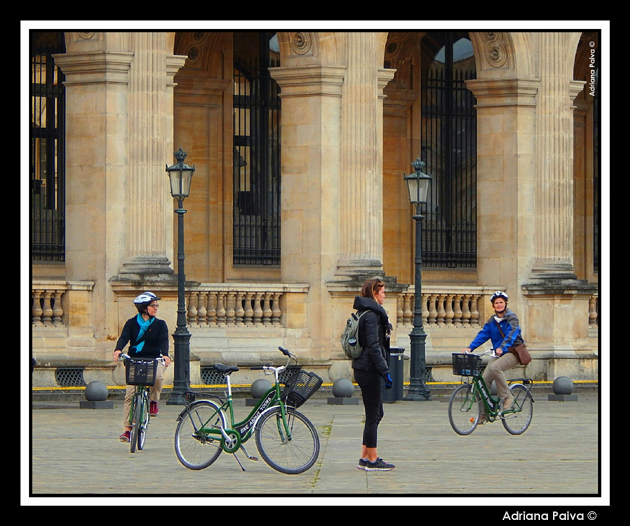 Paris França Europa ciclistas fotos europeus musées européens vélo bicis sightseeing europeia museu turistas european museums bike riding photos by Adriana Paiva