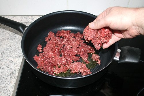 17 - Rinderhackfleisch in Pfanne geben / Put minced beef in pan
