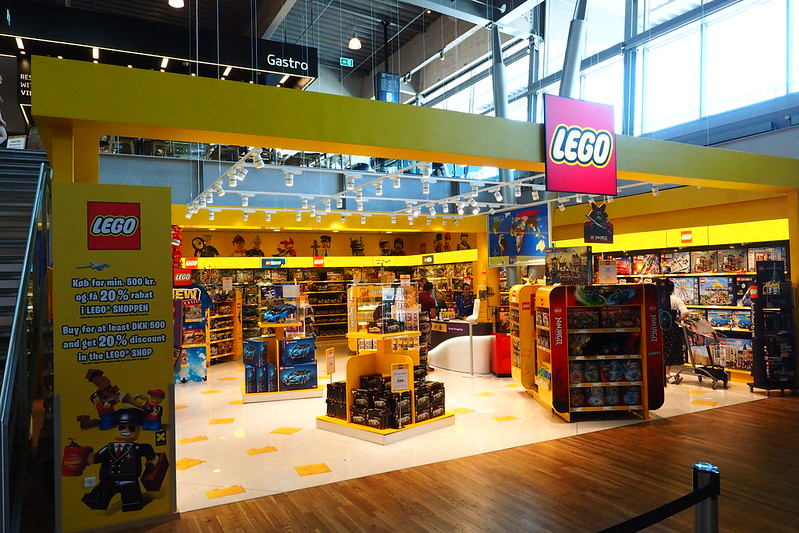 Beskatning Diktere Lille bitte Brickfinder - Brickfinder Visits The LEGO Store in Billund Airport!