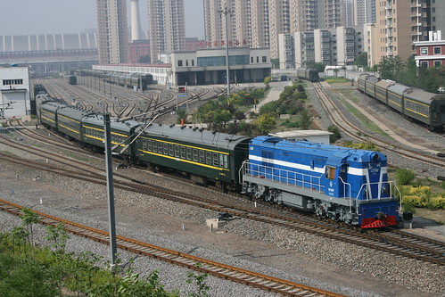 China Railway DF5series(1002～1700) series in Shenyang.Sta, Shenyang, Liaoning, China /June 9, 2018