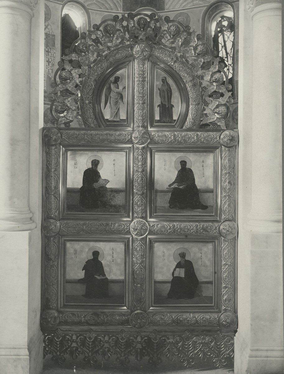 Царские врата иконостаса Спасо-Преображенского собора Мирожского монастыря