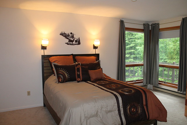 Guest bedroom with queen bed