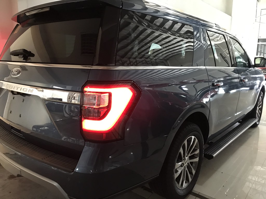 Ford Expedition 2018 rear light