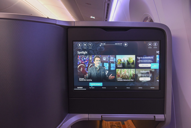 personal entertainment screen on singapore airlines dreamliner business class