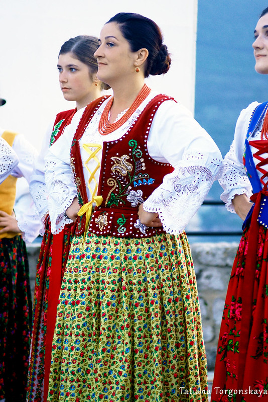 Девушки из польской группы во время выступления