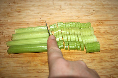 26 - Sellerie in Scheiben schneiden / Cut celery in slices