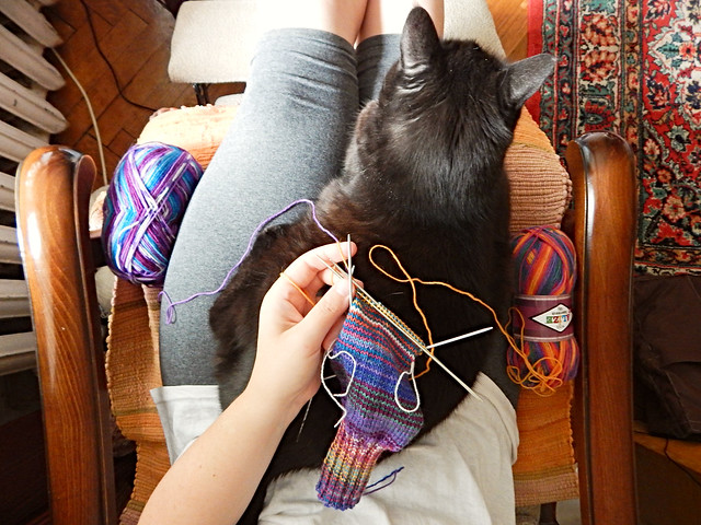 Носки спицами, связаны спиральным вязанием от двух мотков самополосатящейся пряжи, пятка задним числом | HoroshoGromko.ru