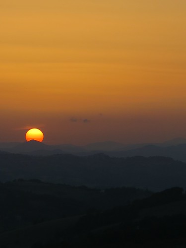 campobasso tramonto nero arancione sole orizzonte strati