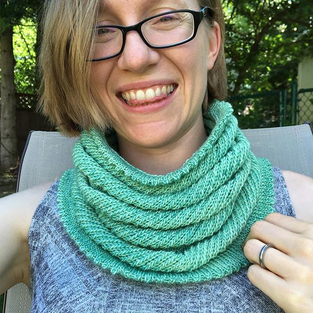 I finished it! An 88-degree day isn’t really the best for modeling a wool cowl but whatever!