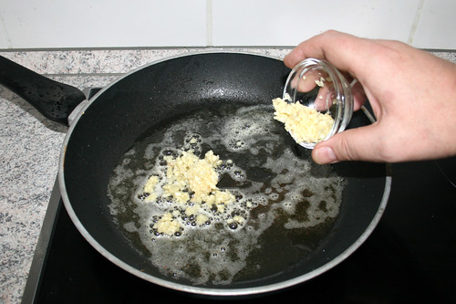 29 - Knoblauch in Pfanne geben / Put garlic in pan
