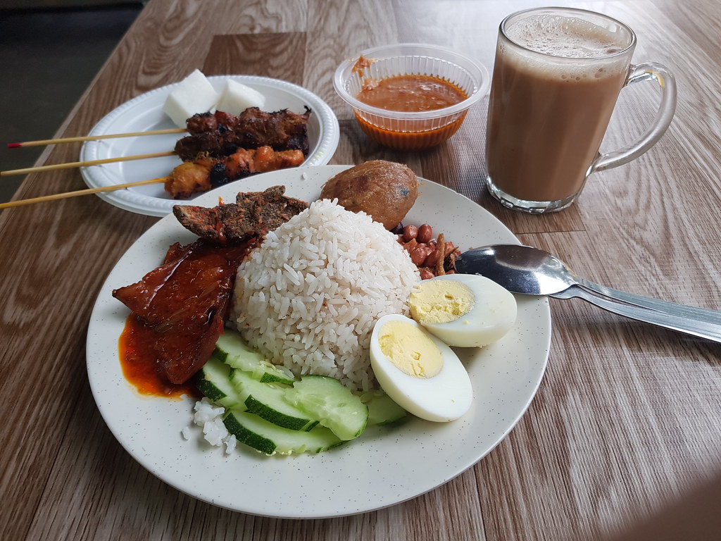 马来椰酱粉 Nasi Lemak $6, 沙爹 Satay $5.50 & 奶茶 TehTarik $2 @ Restoran Hartini Shah Alam