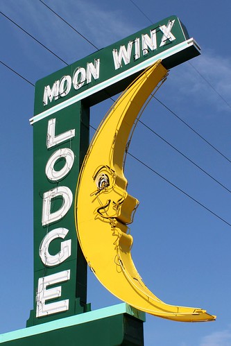 sign signage neon moon lodge moonwinx lodging motel tuscaloosa alabama al ushighwayroute11 highway11 route11 us11