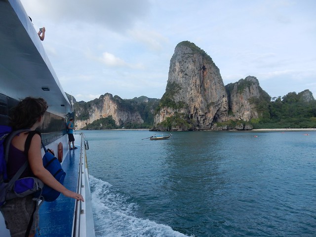 Rumbo a Ao Nang: navegando entre gigantes de roca - TAILANDIA POR LIBRE: TEMPLOS, ISLAS Y PLAYAS (17)