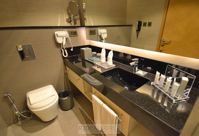 bai hotel cebu shower and toilet