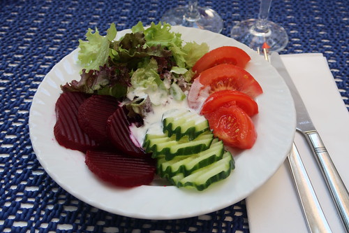 An der Salatbar selbst zusammengestellter Salat