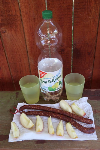 Wellness Getränk Birne & Melisse, aufgeschnittener Apfel und Chiliknacker von der Landfleischerei Wolf auf dem Rastplatz "Dirks Ruh"