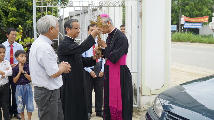 Đức Giám mục kinh lý Giáo xứ Phú Hòa