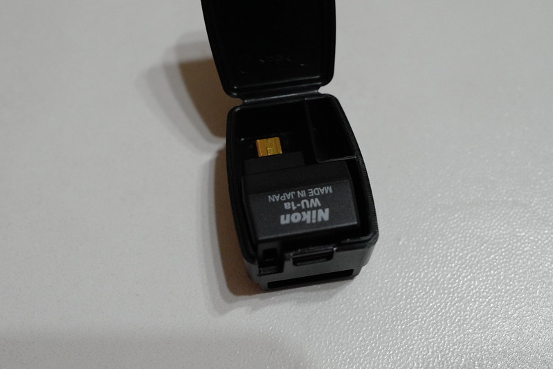 Nikon WU 1aワイヤレスモバイルアダプターケースに収納