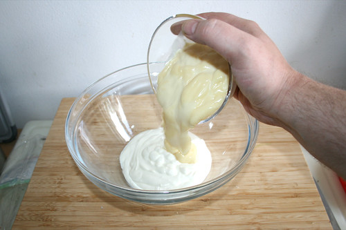 24 - Sauerrahm & Mayonnaise in Schüssel geben / Put sour cream & mayo in bowl