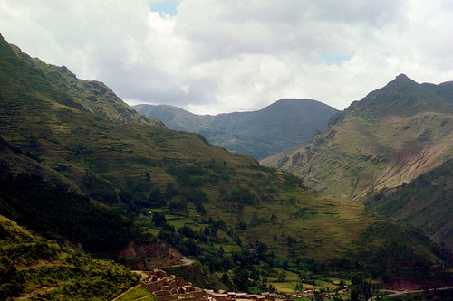 film minoltasrt100 peru cusco sacredvalley urubambavalley urubamba mountain landscape green pisac