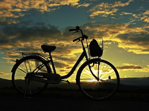 bike pedalada pôrdosol tarde linda sol montanha nuvens alinepatriciahorikawa moriyama shiga japan japão sunset