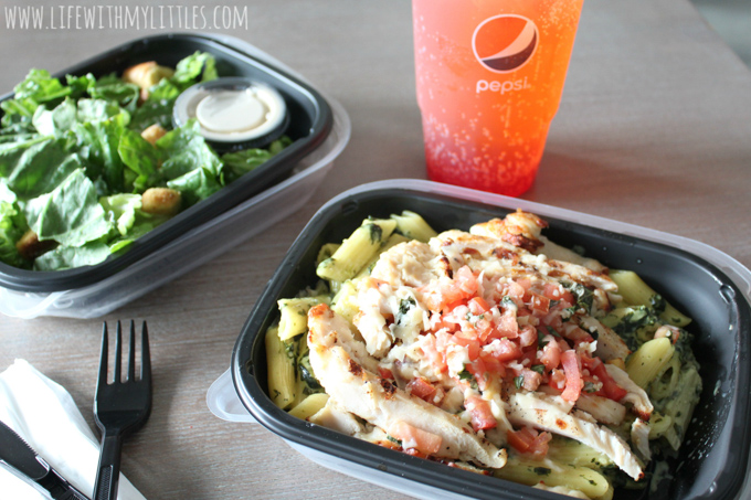 Need a quick and easy dinner idea last-minute? Check out Applebee's To-Go to help you conquer midweek meals during the busy back-to-school season!