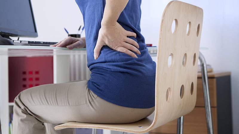 Duduk terlalu lama dapat memengaruhi postur tubuh.