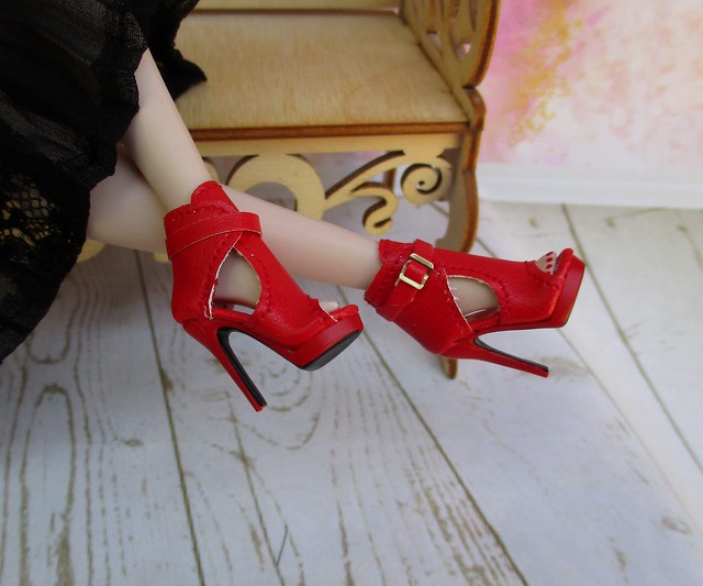 Экзотичная телка в красных туфельках