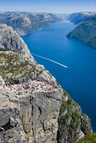 people pulpit rock preikestolen prekestolen nature natur fisheye view landscape landschaft fjord wideangle water mountains